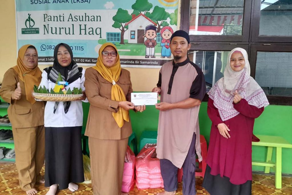 Penyerahan sebagian tumpeng dan donasi dari keluarga Besar SDN 009 Samarinda Ilir