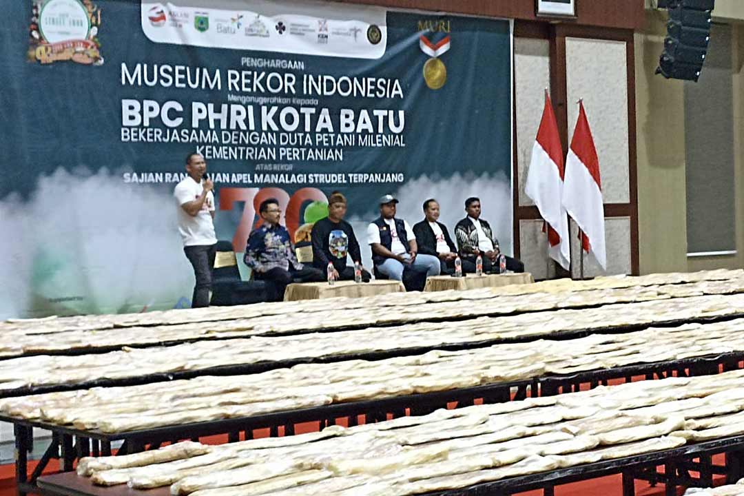 Pemecahan rekor MURI Strudel Apel sepanjang 780 Meter