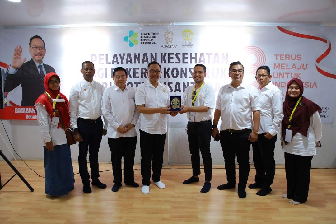 Penyerahan Plakat dari DPPM UI kepada OIKN di HPK pada Kamis (17/08/2023).