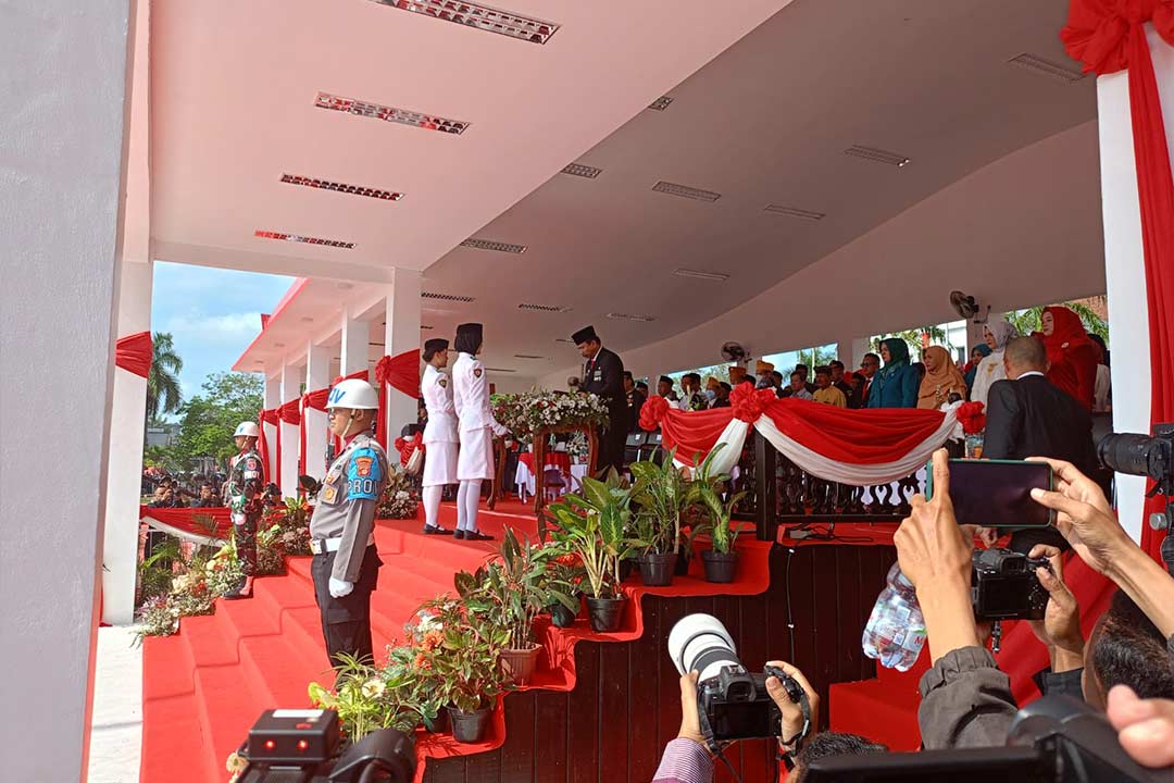 Penyerahan Duplikat Bendera Merah Putih Kepada Pemimpin Upacara