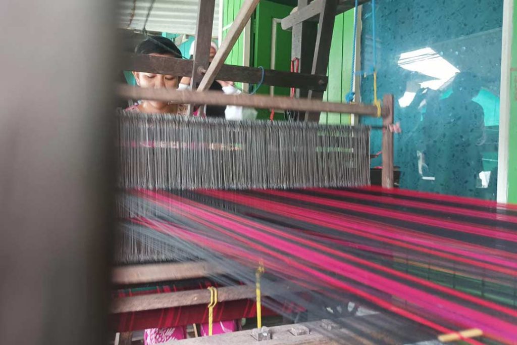 Aktivitas penenun di kampung tenun, Samarinda Seberang. Foto : Khin/redaksi