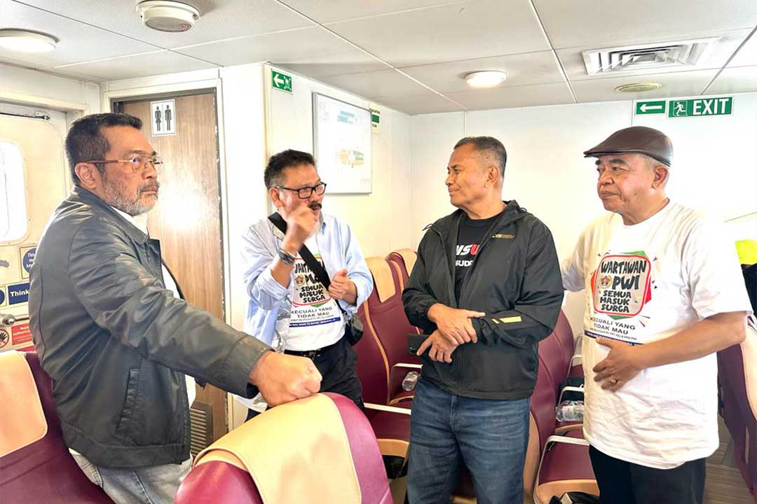 Ilham Bintang (slempang tas), Dahlan Iskan (sedakep), Timbo Siahaan, Asro Kamal.