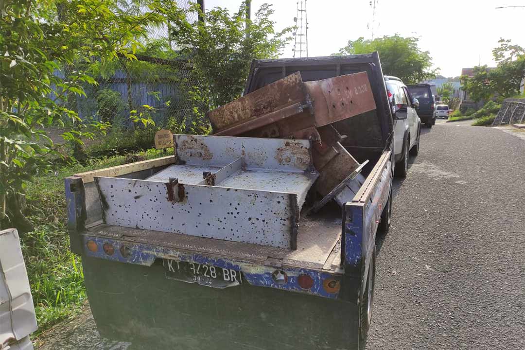 Barang bukti curian besi dari pabrik yang diangkut menggunakan mobil jenis pick up.