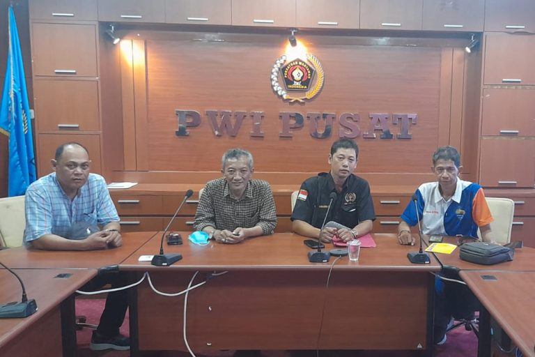 Sekretaris PWI Kaltim Wiwid Marhaendra dan bendahara Muhammad Heldiyanur saat melakukan koordinasi bersama Ketua Siwo PWI Pusat Gungde Ariwangsa didampingi sekretaris Siwo Pusat Suryansyah di Kantor PWI Pusat, Kamis (3/8).