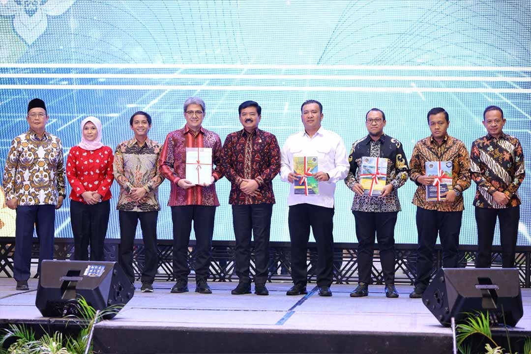 Kementerian ATR/BPN menyerahkan tiga sertifikat Hak Pengelolaan (HPL) kepada Badan Otorita IKN (OIKN) di Hotel Mercure Samarinda, Kamis (03/08/2023).