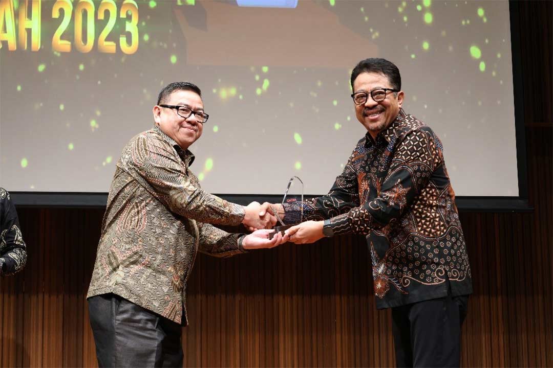 Sekretaris Otorita Ibu Kota Nusantara Achmad Jaka Santos Adiwijaya mewakili Otorita Ibu Kota Nusantara (OIKN) menerima Piagam Penghargaan dari Penasehat Gatra Media Group, Edy Sumarso.
