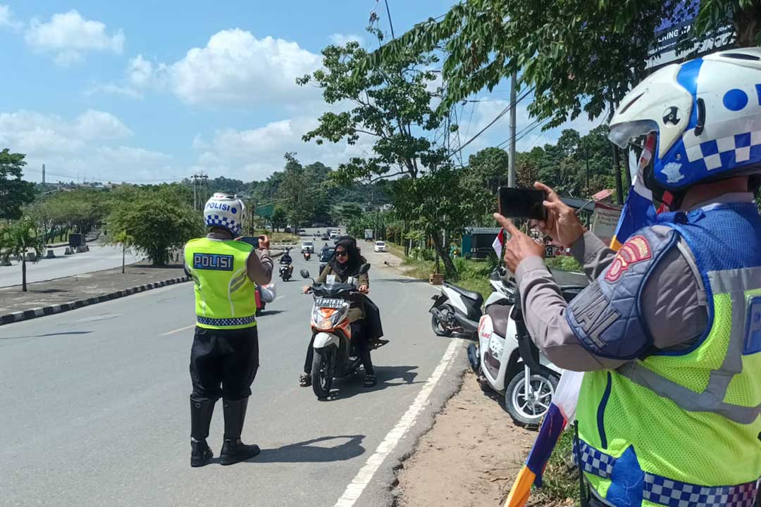 Satlantas Melakukan Operasi Tilang Elektronik di Wilayah Jembatan Mahakam II. Foto : khin/redaksi