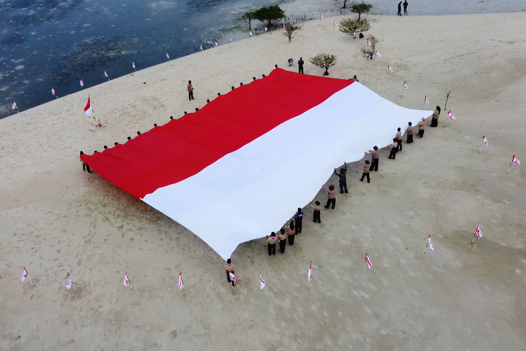 Saka Kencana bentangkan bendera merah putih dengan ukuran 17x20 meter dalam upacara HUT RI 2023 di Pulau Segajah Bontang Kuala, Kec. Bontang Utara, Kamis (17/8/2023).
