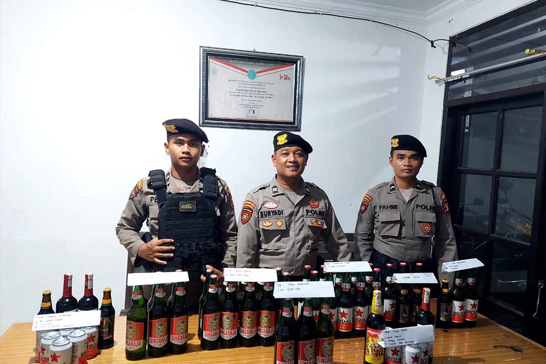 Polres Bontang lakukan razia miras dan sita 55 botol miras, Minggu (13/8/2023).