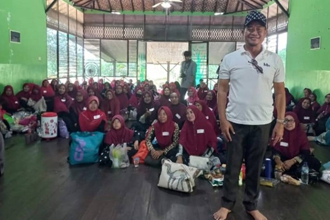 Abah Nanang bersama ibu-ibu pengajian dari Loa Janan, Kutai Kartanegara