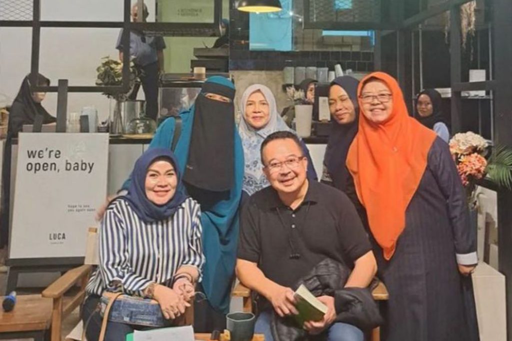 Bunda Arita, Erna Gafar bersama Rhenald Kasali.