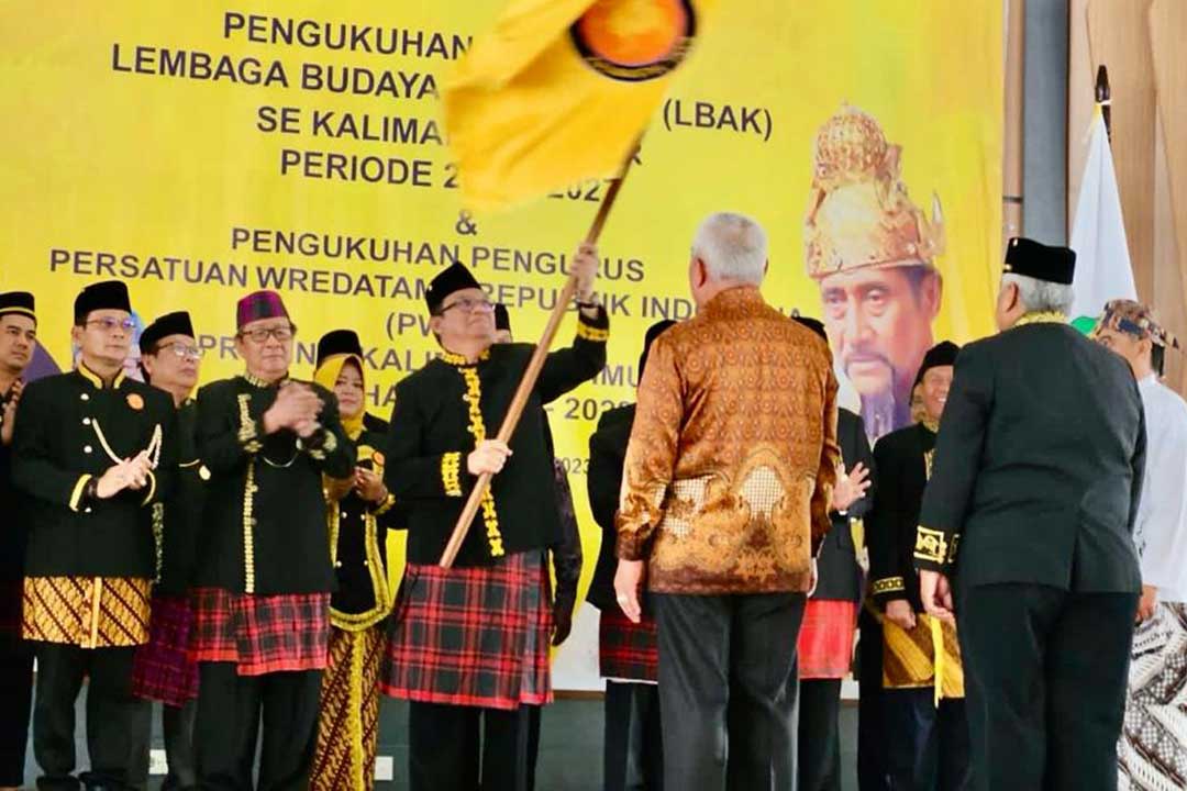 Pengibaran bendera LBAK Kaltim.