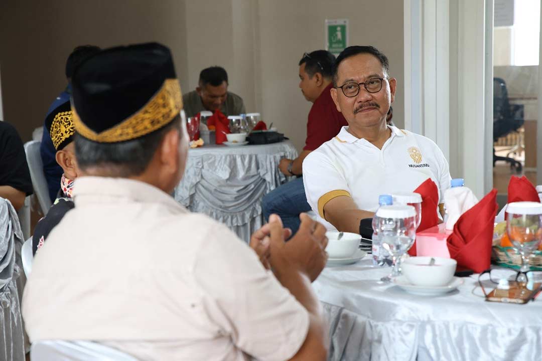 Kepala Otorita IKN Bambang Susantono Berdiskusi dengan Tokoh Adat di Sepaku, Sabtu (2/9/2023)