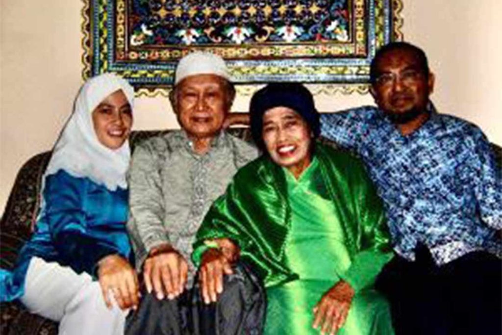 H Hasyim Mahmud semasa hidup bersama istrinya, Hj Hafsah Ismail