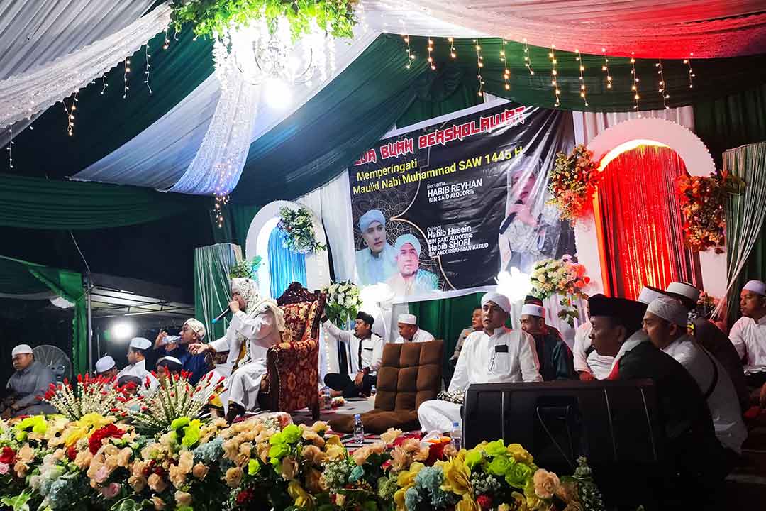 Habib Raihan Bin Said Al Qodrie saat mengisi Loa Buah Bersholawat.
