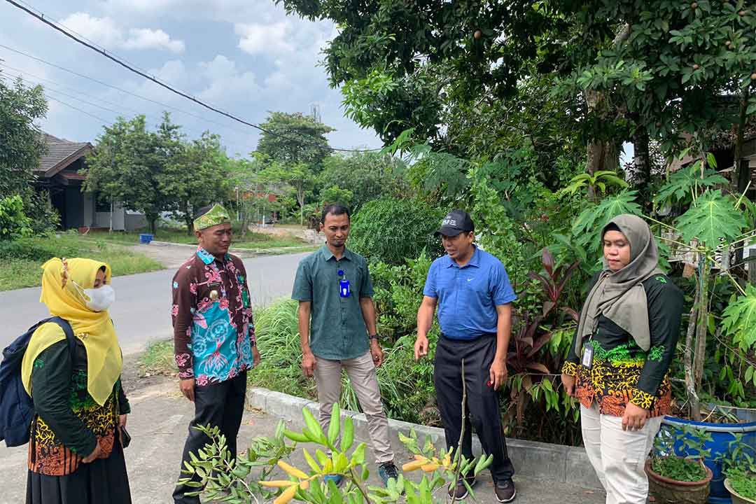 Tim Penilaian dari DLH Kota Bontang Kunjungi Kelurahan Satimpo, Kamis (21/9/2023).