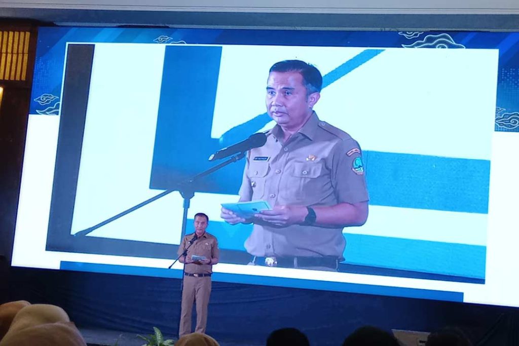 Penjabat (Pj.) Gubernur Jawa Barat, Bey Machmudin saat membuka acara seminar AI .