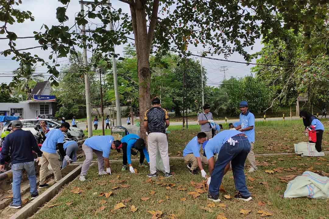 Partisipan World Clean Up Day (WCUD) 2023 membersihkan sampah di Lapangan Hop 1, Kelurahan Satimpo, Minggu (10/9/2023).