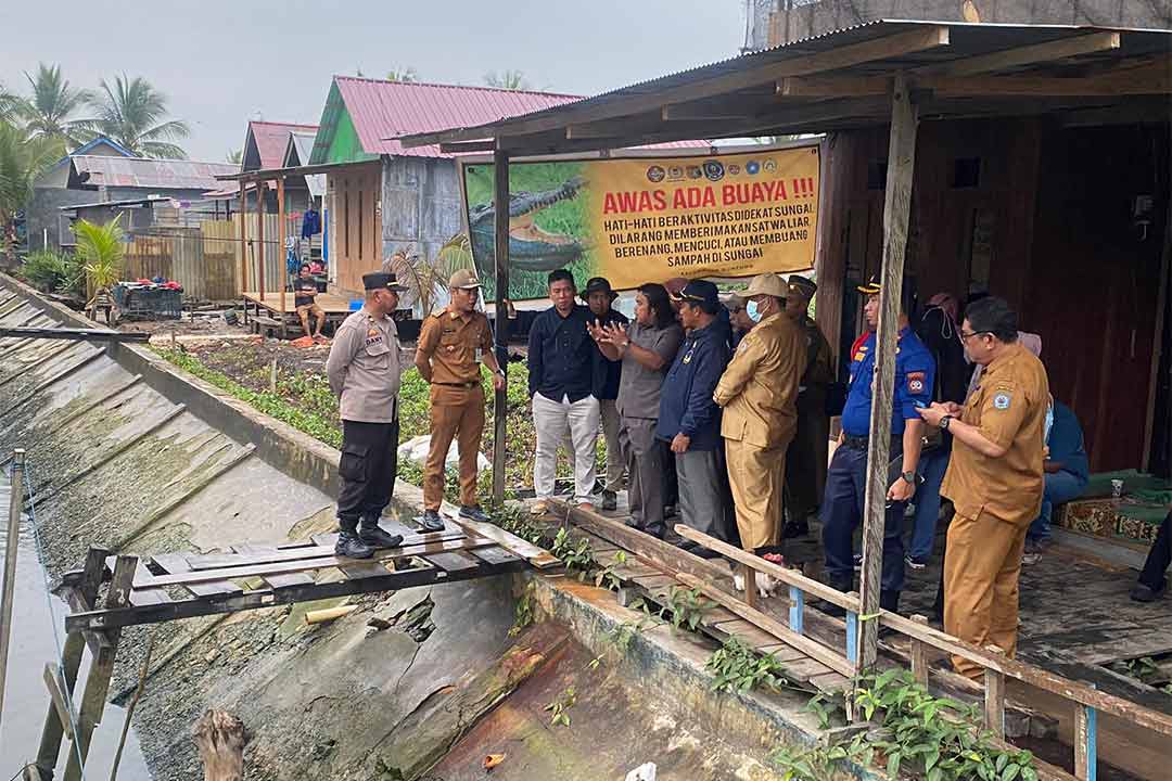 Rombongan DPRD Bontang dan OPD terkait saat melakukan peninjauan lokasi Buaya menerkam Fitri di Kelurahan Guntung, Selasa (12/9/2023)