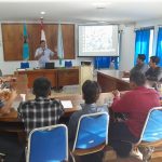 Endro S Efendi saat menjadi narasumber coaching clinic jurnalistik PWI Kaltim untuk wartawan muda