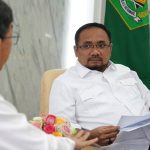 Menag Yaqut Cholil Qoumas saat mendengar penjelasan terkait penerapan Metode Gasing dari Prof Yohanes Surya