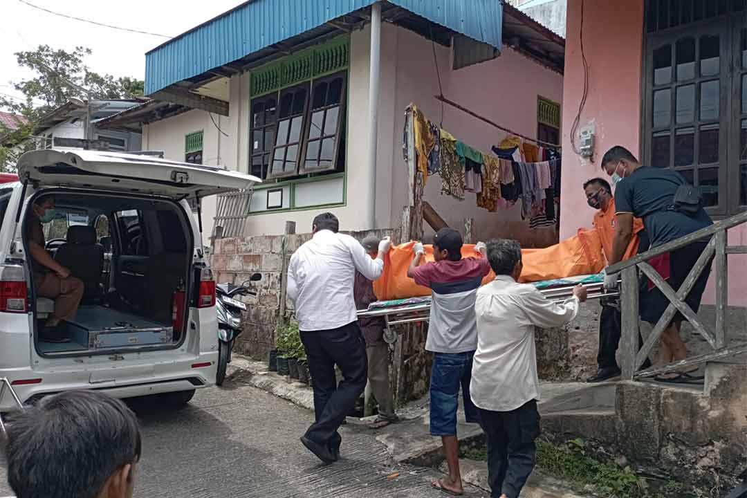 Proses pemindahan jasad Ario Bandung Manggala (27) di Jalan Denpasar 3, Gunung Telihan, Bontang Barat menuju RSUD Bontang, Senin (18/9/2033).