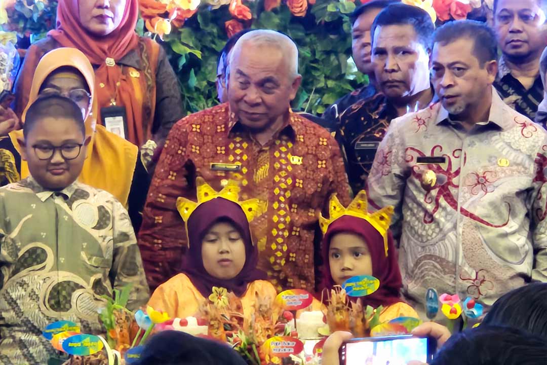 Isran dan Hadi di tengah anak cucu.