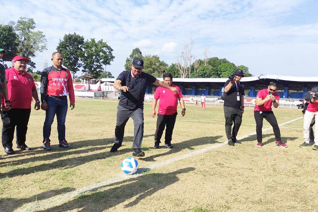 Tendangan Bupati Kukar Edi Damansyah tanda dimulainya kompetisi Bupati Cup 2023