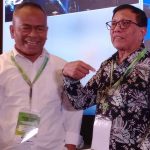 Hendry Ch Bangun (baju batik) unggul atas Atal S. Depari (baju putih) sehingga berhak menjabat ketua umum PWI pusat periode 2023-2028.