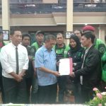 Wagub Kaltim menyerahkan surat yang sudah ditandatangani Gubernur Kaltim.
