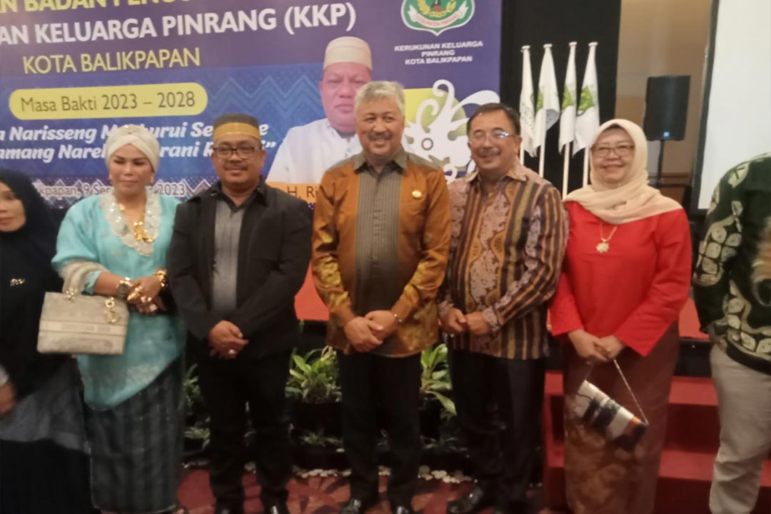 Bupati Pinrang bersama Abdul Hakim Rauf dan istri, saya dan istri, Bunda Arita.