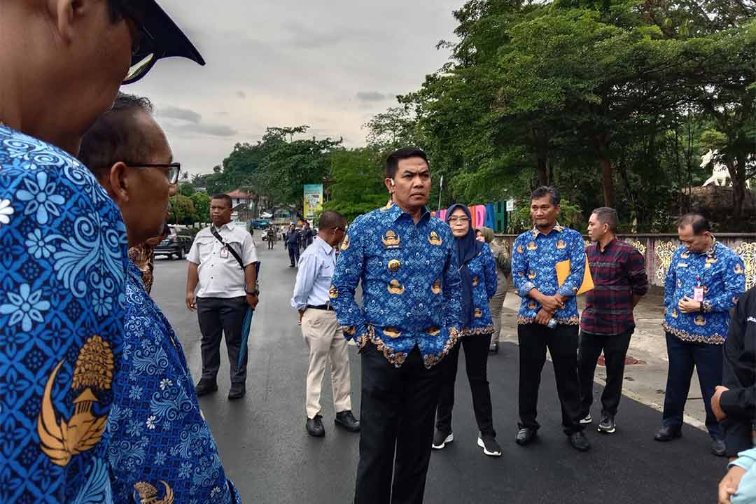 Andi Harun saat mengecek kondisi aspal di kawasan Taman Samarendah. Foto (Nabil/JurnalBorneo)