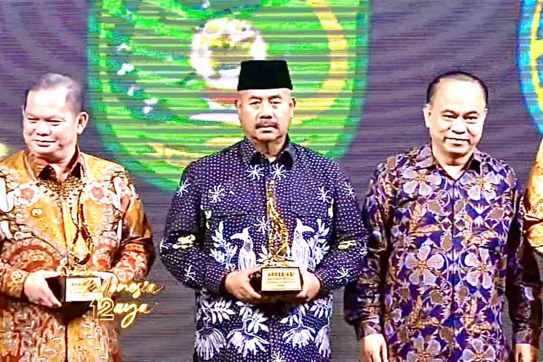 Bupati Kukar Edi Damansyah saat Menerima Penghargaan yang Bertajuk "Indonesia 12aya."