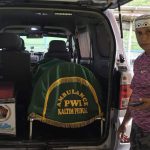 H. Udi Rahman sesaat melepas jenazah Mr X untuk dibawa ke TPU Raudhatul Jannah Serayu Tanah Merah.
