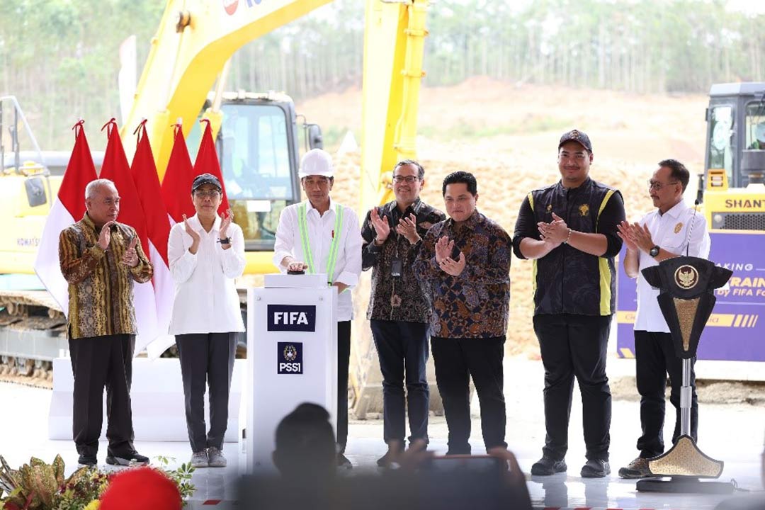 [Dari kiri ke kanan] Gubernur Kalimantan Timur, Menteri Keuangan Republik Indonesia, Presiden Republik Indonesia, FIFA Regional Director of ASEAN, Ketua Umum PSSI, Menteri Pemuda dan Olahraga Republik Indonesia, Kepala Otorita Ibu Kota Nusantara