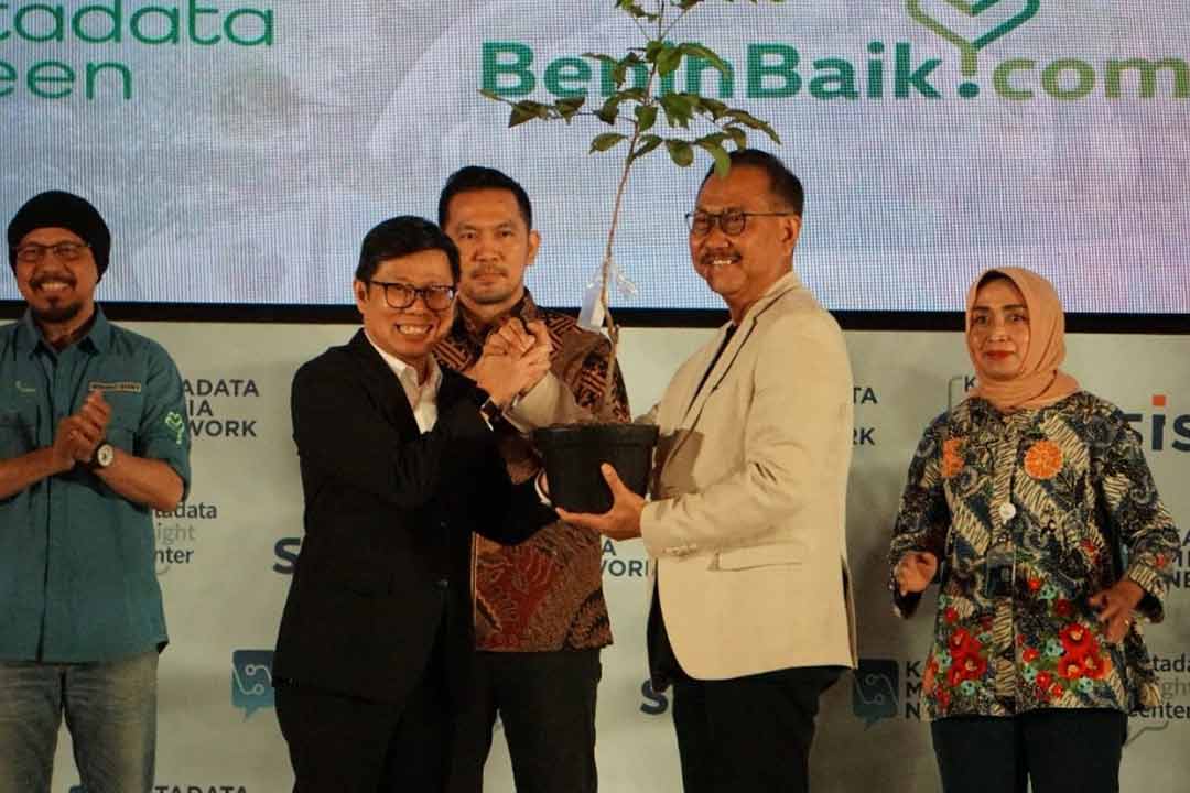 Penyerahan pohon sebagai simbolisasi peluncuran Sabuk Hijau Nusantara dari Co Founder & Chief Executive Officer Katadata Indonesia Metta Dharmasaputra kepada Kepala Otorita IKN Bambang Susantono.