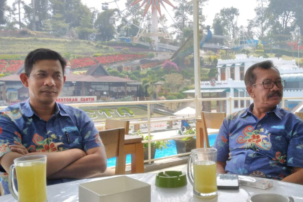 GM Taman Rekreasi Selecta Batu Wahyudi dan Direktur Pramono