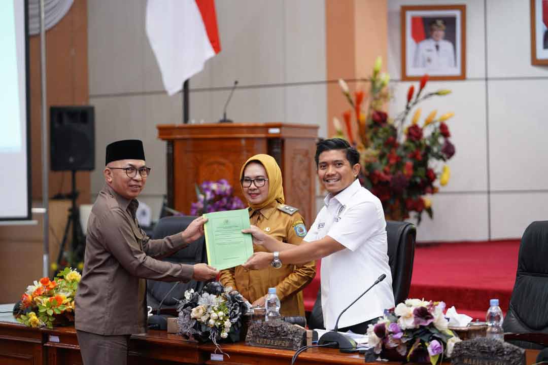 Abdul Haris Anggota Fraksi PKB Bersama PPP dan PDI Perjuangan Serahkan Draft Pandangan Umum kepada Ketua DPRD Kota Bontang Andi Faizal Didampingi Wakil Walikota Bontang Najirah, Senin (18/9/2023).