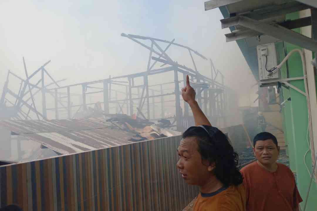 Kebakaran di kawasan Jalan M. Yamin Samarinda, Pukul 14.21 WITA, Sabtu, 9 September 2023.