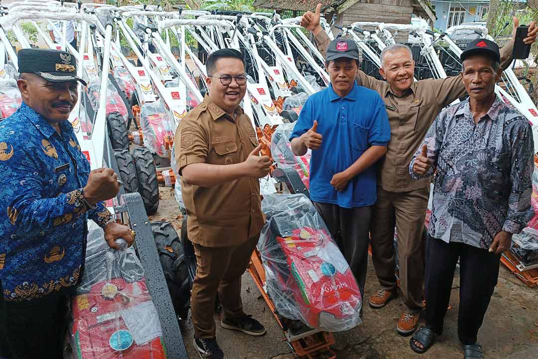 Wabup Kukar Rendi Solihin Saat Salurkan Bantuan Alat Pertanian