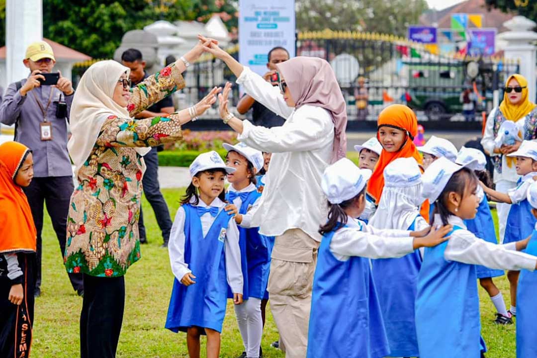 Penasihat DWP Eny Yaqut (berbaju putih) bermain ular naga bersama anak-anak usia dini