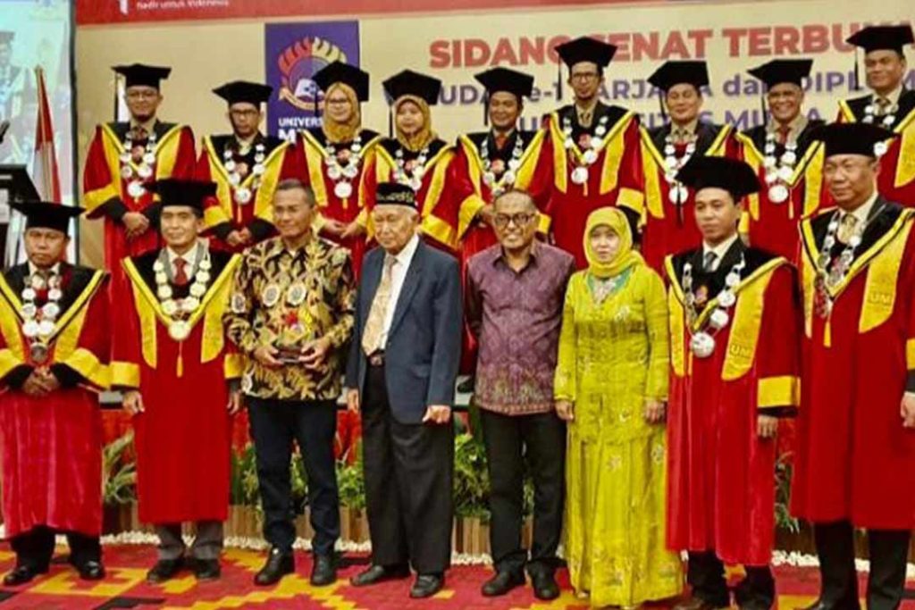 H Hasyim Mahmud (berjas) bersama Dahlan Iskan, Rektor UM Dr Agung Sakti Pribadi pada Wisuda pertama Universitas Mulia, 9 November 2019