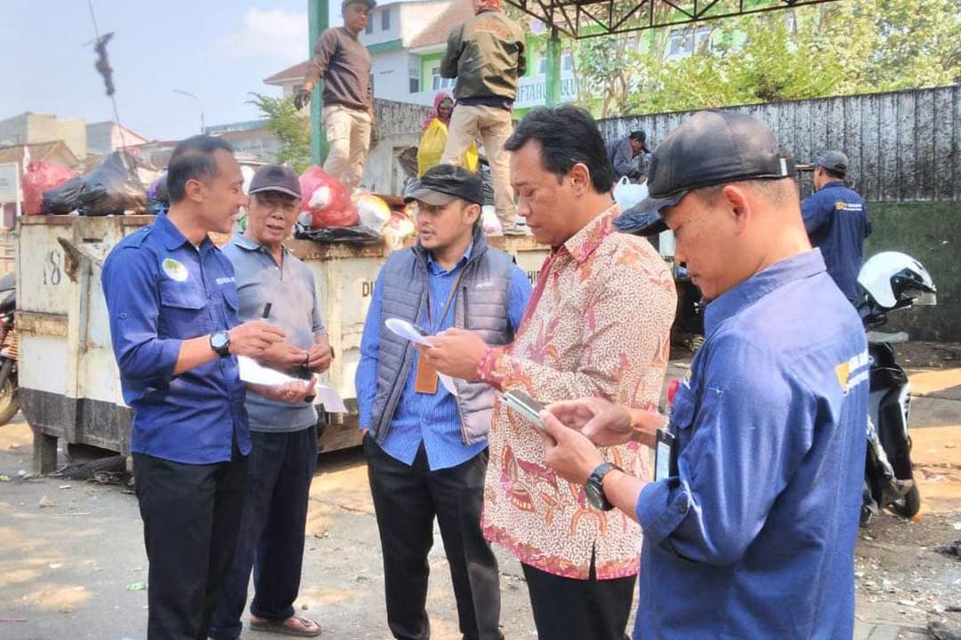 Sekda Kota Batu Zadim Effisiensi (baju batik) melakukan kunjungan lapangan chek desa dan kelurahan pasca penutupan TPA Tlekung.