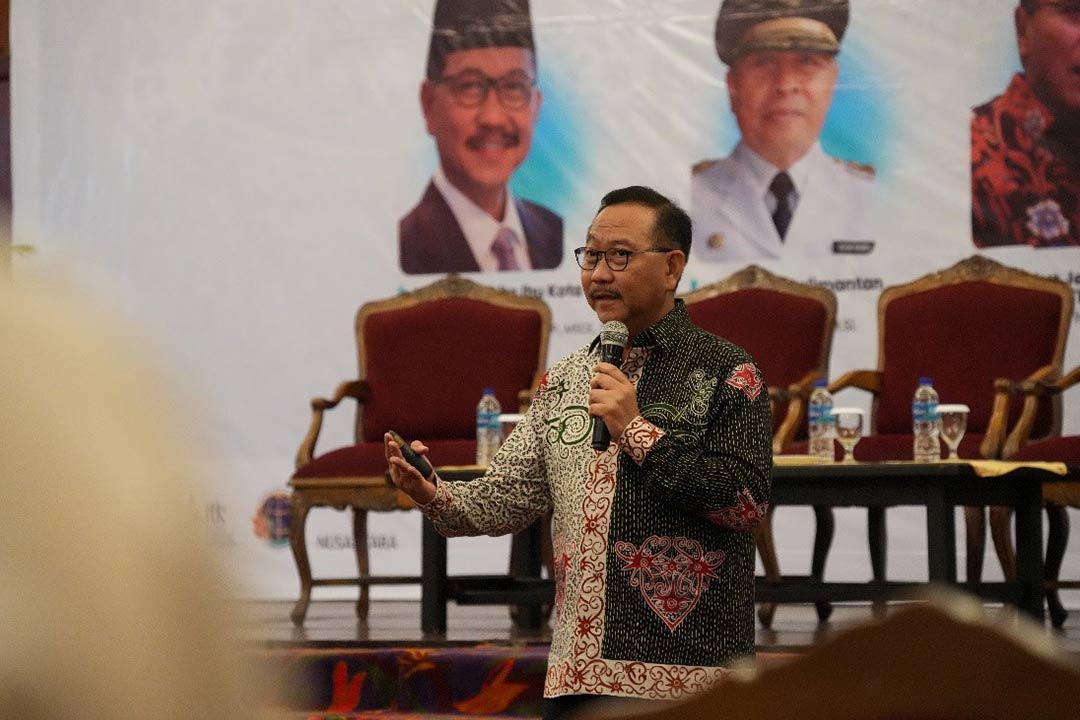 Kepala OIKN Bambang Susantono menyampaikan paparan dalam acara Seminar Nasional ASPI XII di Hotel Grand Senyiur Balikpapan pada Jumat (15/9/2023).