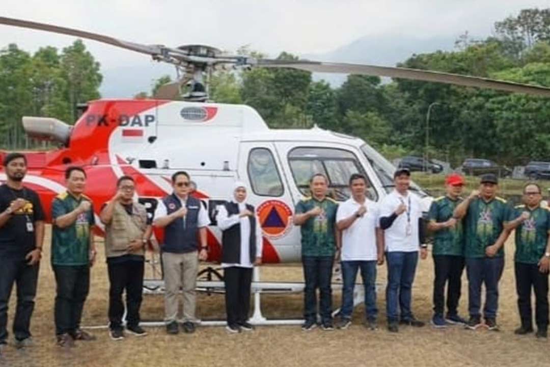 Gubernur Jawa Timur bersama BPBD Jatim ikut memadamkan kebakaran hutan dan lahan