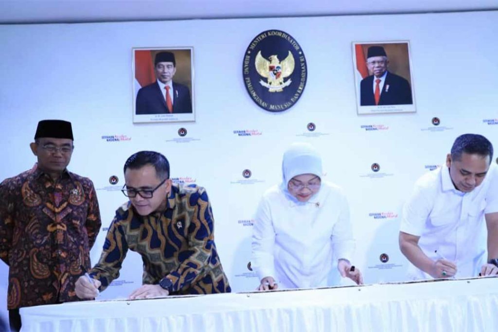 Penandatangan SKB Tiga Menteri tentang Hari Libur dan Cuti Bersama Tahun 2024 dilakukan oleh Menteri PAN RB Abdullah Azwar Annas, Menteri Tenaga Kerja Ida Fauziyah, Menteri Agama yang diwakili oleh Wakil Menteri Agama Saiful Rahmat Dasuki dengan disaksikan Menko PMK Muhadjir Effendy.