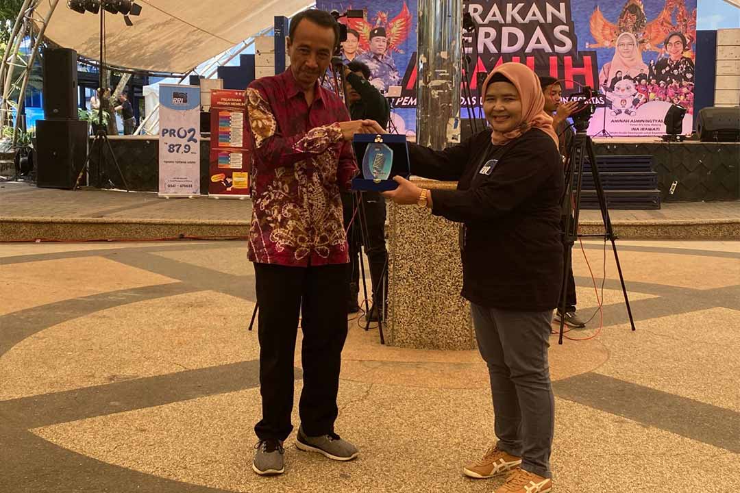 Kepala RRI Malang Tri Umi Setyawati memberikan plakat kepada Direktur Polinema Malang
