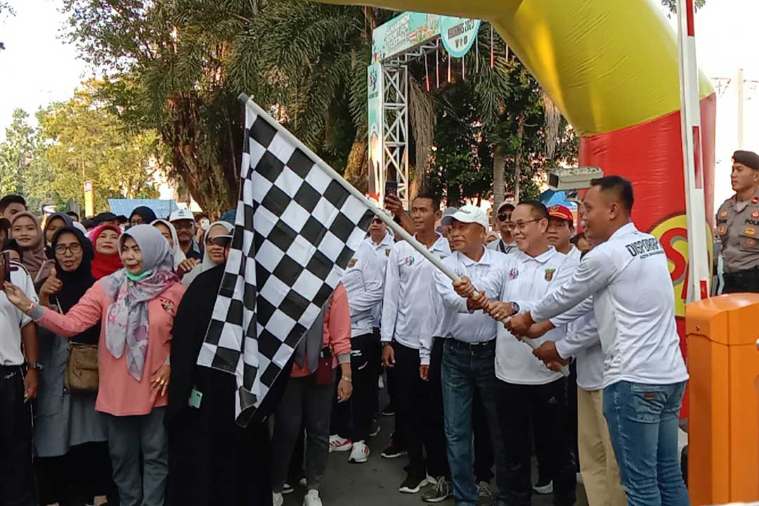Ketua Dewan Perwakilan Rakyat Daerah (DPRD) Kota Samarinda saat melepas peserta jalan santai. Minggu (24/9/2023). (Foto: Titah)