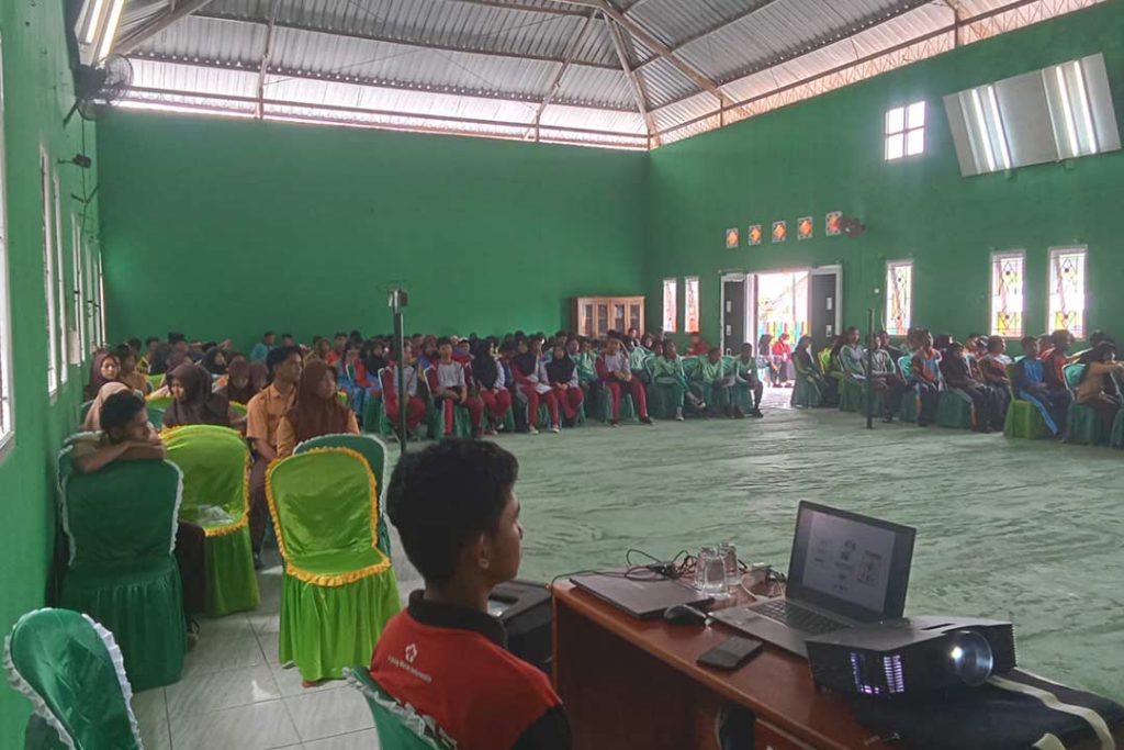 Pelaksanaan pelatihan Palang Merah Remaja (PMR) se kecamatan Long Ikis di gedung serbaguna Desa Bukit Seloka kecamatan Long Ikis kabupaten Paser
