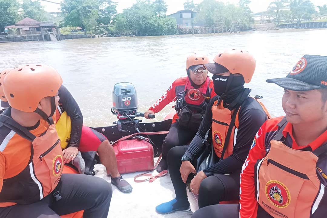 Tim Basarnas saat melaksanakan penyusuran di perairan Sungai Mahakam